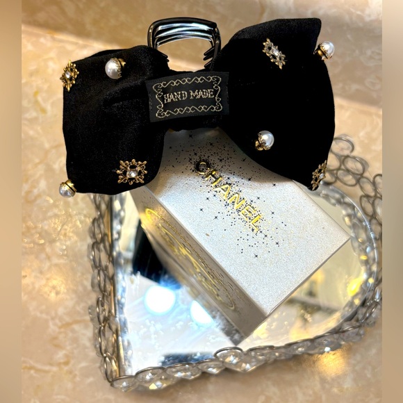 A Touch of Posh Hair Clip 🖤 - Picture 4 of 14